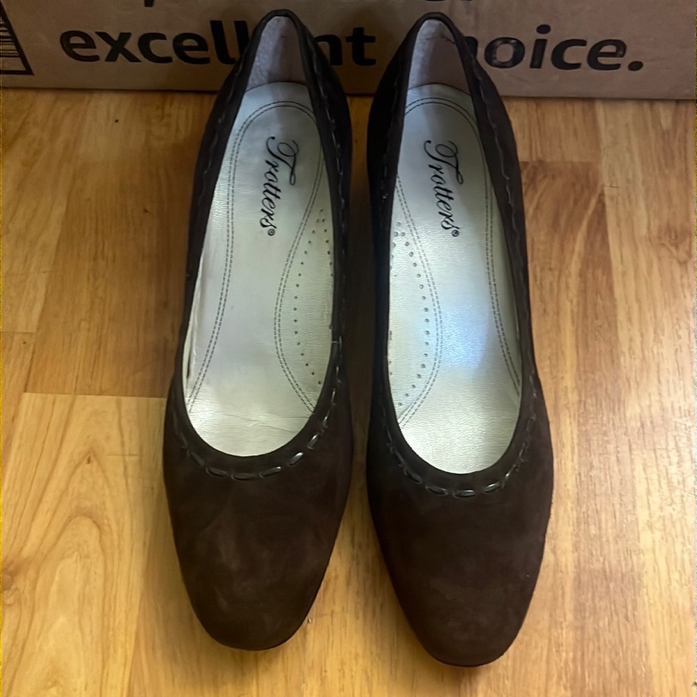 Trotters suede brown heels